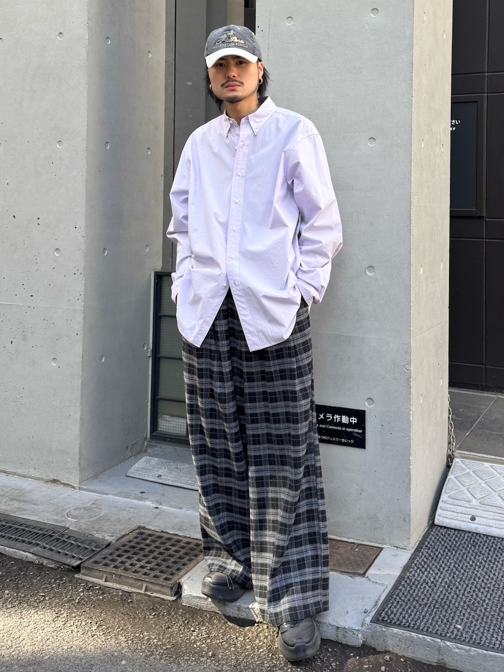 パープル系のシャツ/ブラウス、ブラック系のその他パンツを着用したメンズの春コーディネートの1枚目の写真