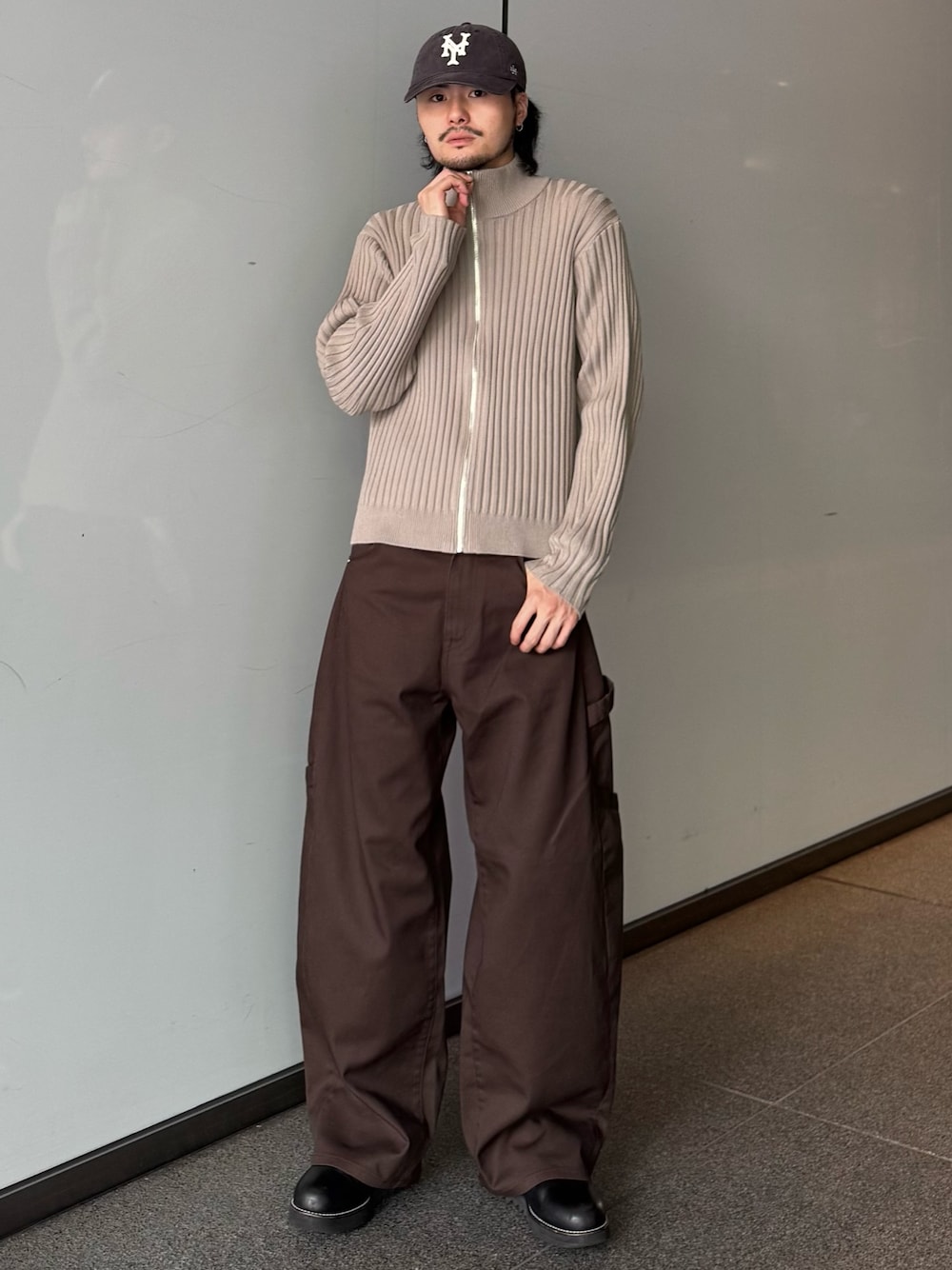 グレー系のニット/セーター、ブラウン系のその他パンツを着用したメンズの秋コーディネートの1枚目の写真