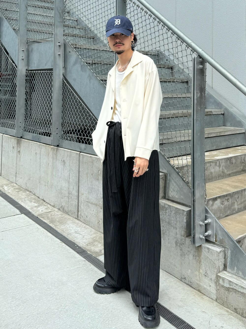 ホワイト系のシャツ/ブラウス、ブラック系のその他パンツ、ホワイト系のタンクトップを着用したメンズの夏コーディネートの1枚目の写真