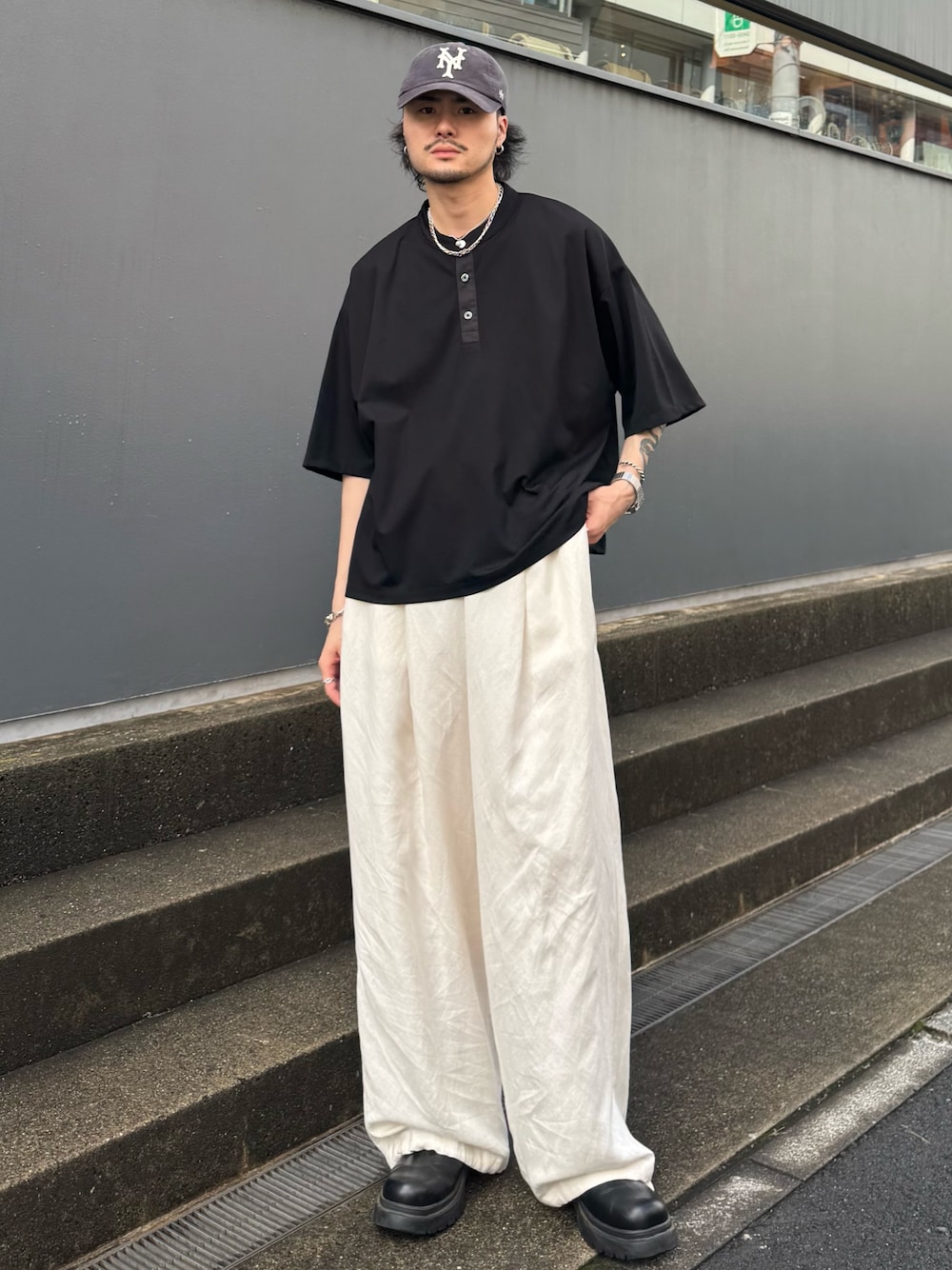 ブラック系のTシャツ/カットソー、ホワイト系のその他パンツを着用したメンズの夏コーディネートの1枚目の写真
