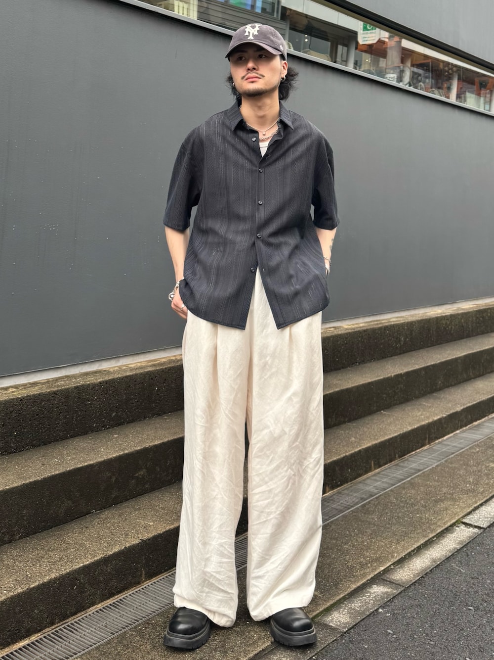 グレー系のシャツ/ブラウス、ホワイト系のその他パンツを着用したメンズの春コーディネートの1枚目の写真