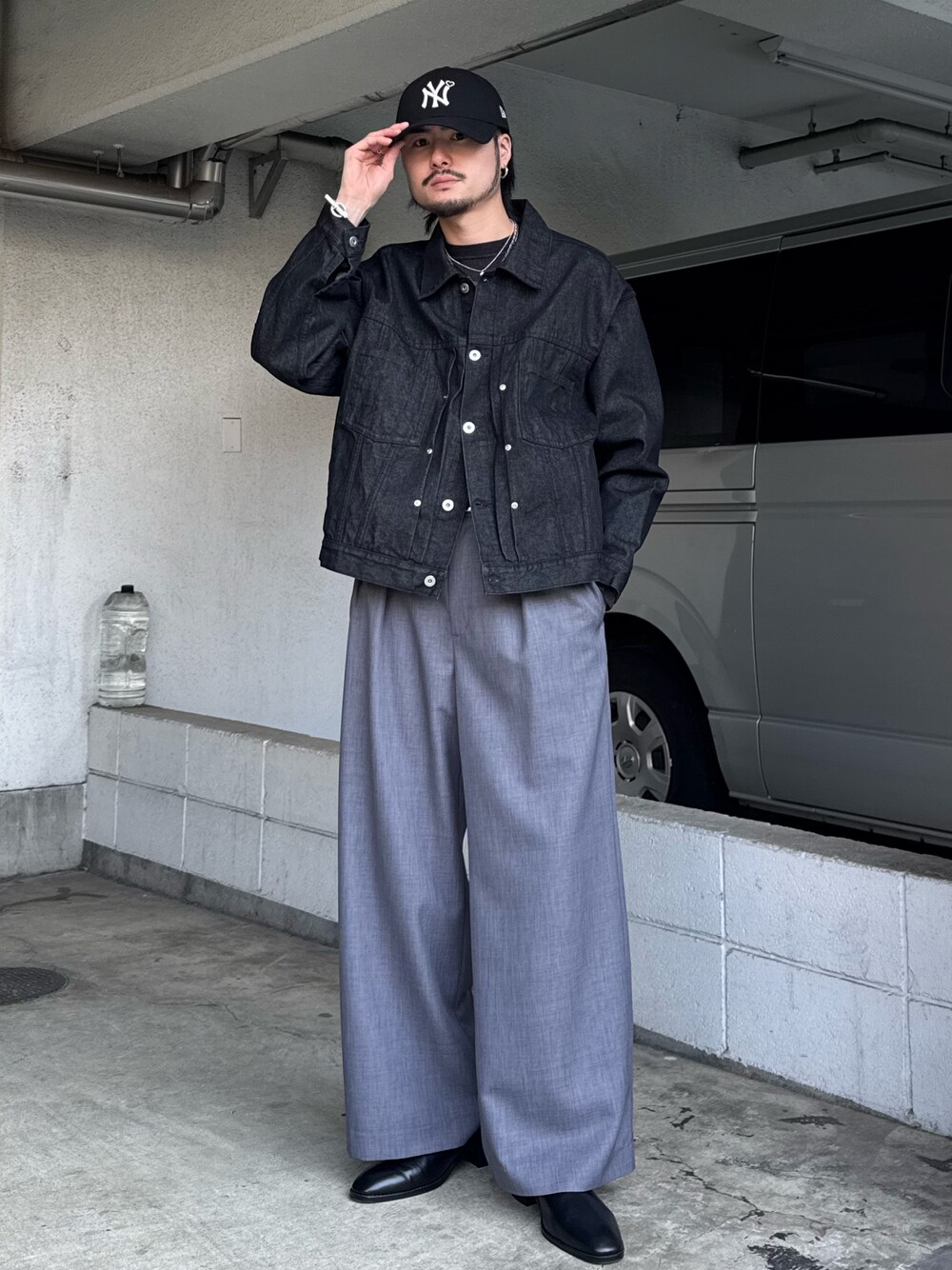 グレー系のデニムジャケット、グレー系のスラックス、ブラック系のその他シューズを着用したメンズの春コーディネートの1枚目の写真