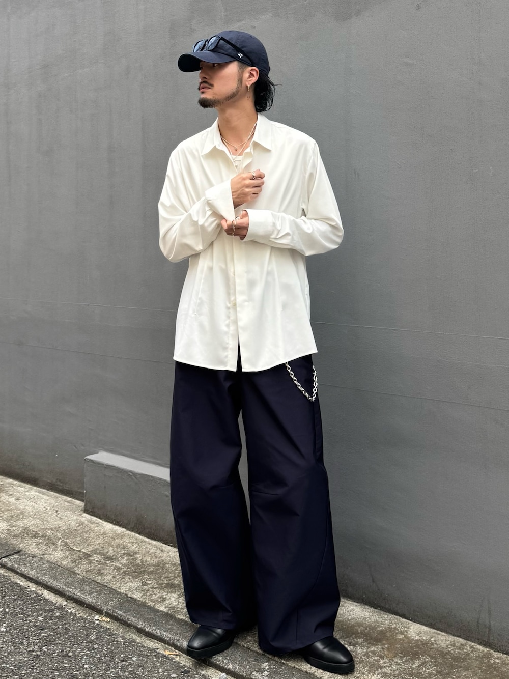 ホワイト系のシャツ/ブラウス、ブルー系のスラックス、シルバー系のウォレットチェーンを着用したメンズの夏コーディネートの1枚目の写真