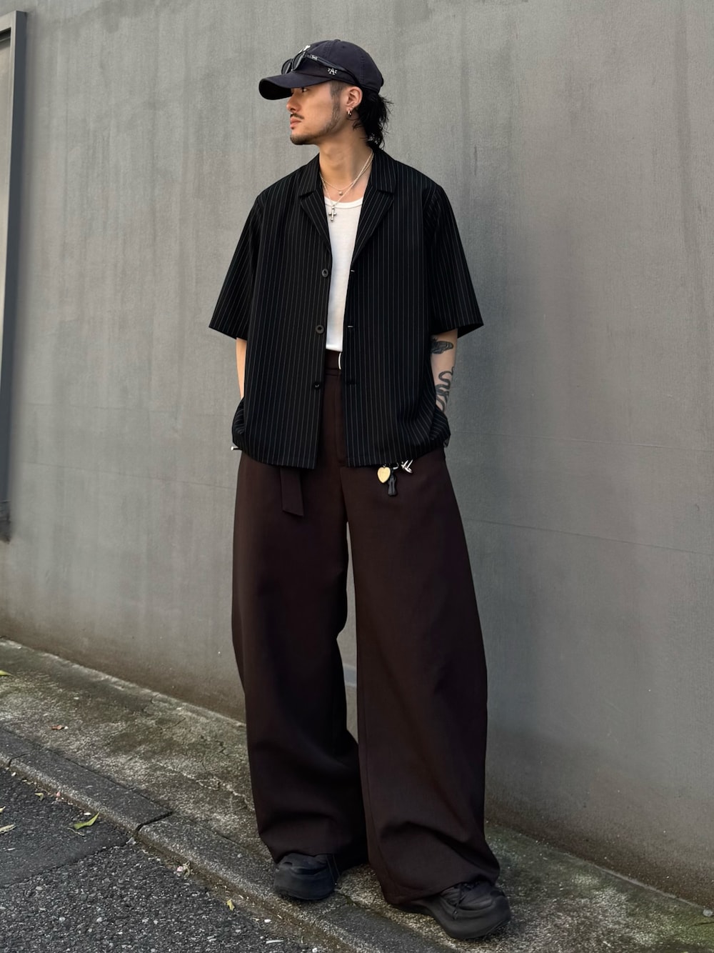 ブラック系のシャツ/ブラウス、グレー系のスラックスを着用したメンズの春コーディネートの1枚目の写真