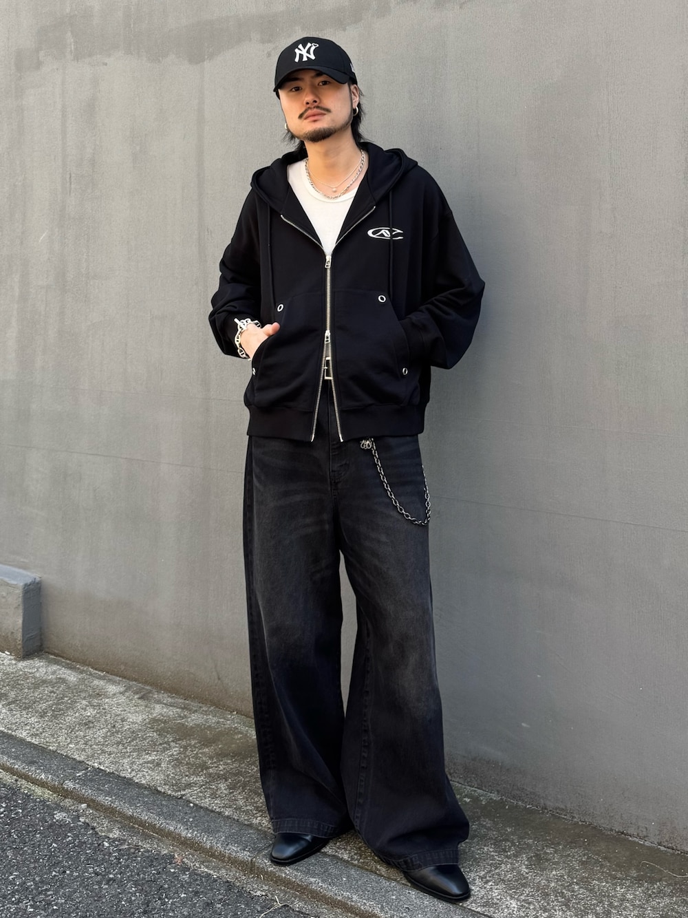 ブラック系のパーカー、ホワイト系のタンクトップ、ブラック系のその他シューズを着用したメンズの春コーディネートの1枚目の写真