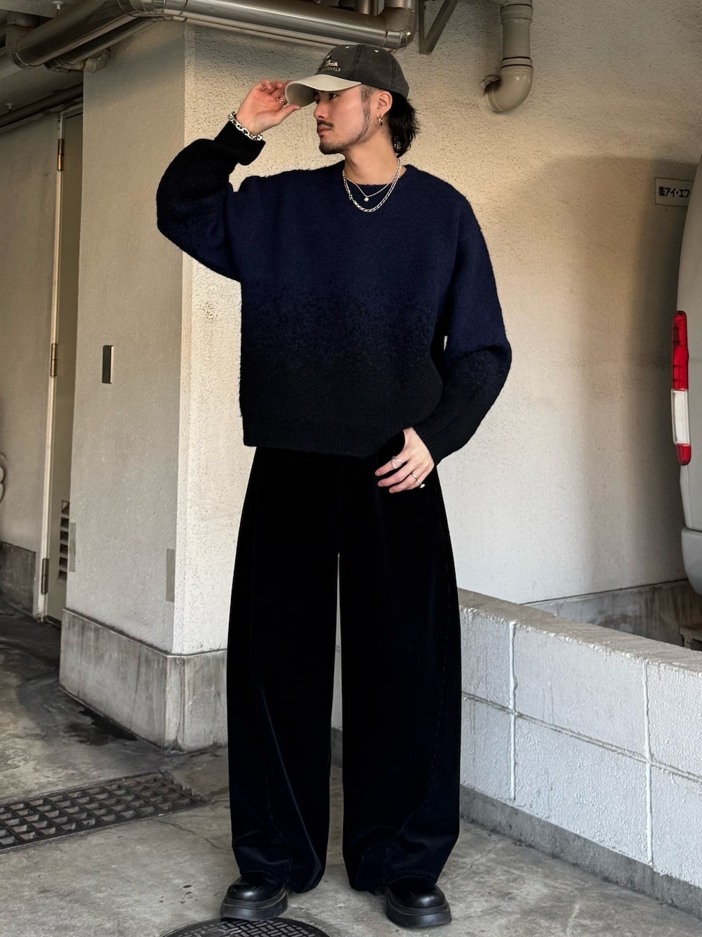 ブラック系のニット/セーター、ブラック系のその他パンツ、ブラック系のブーツを着用したメンズの冬コーディネートの1枚目の写真