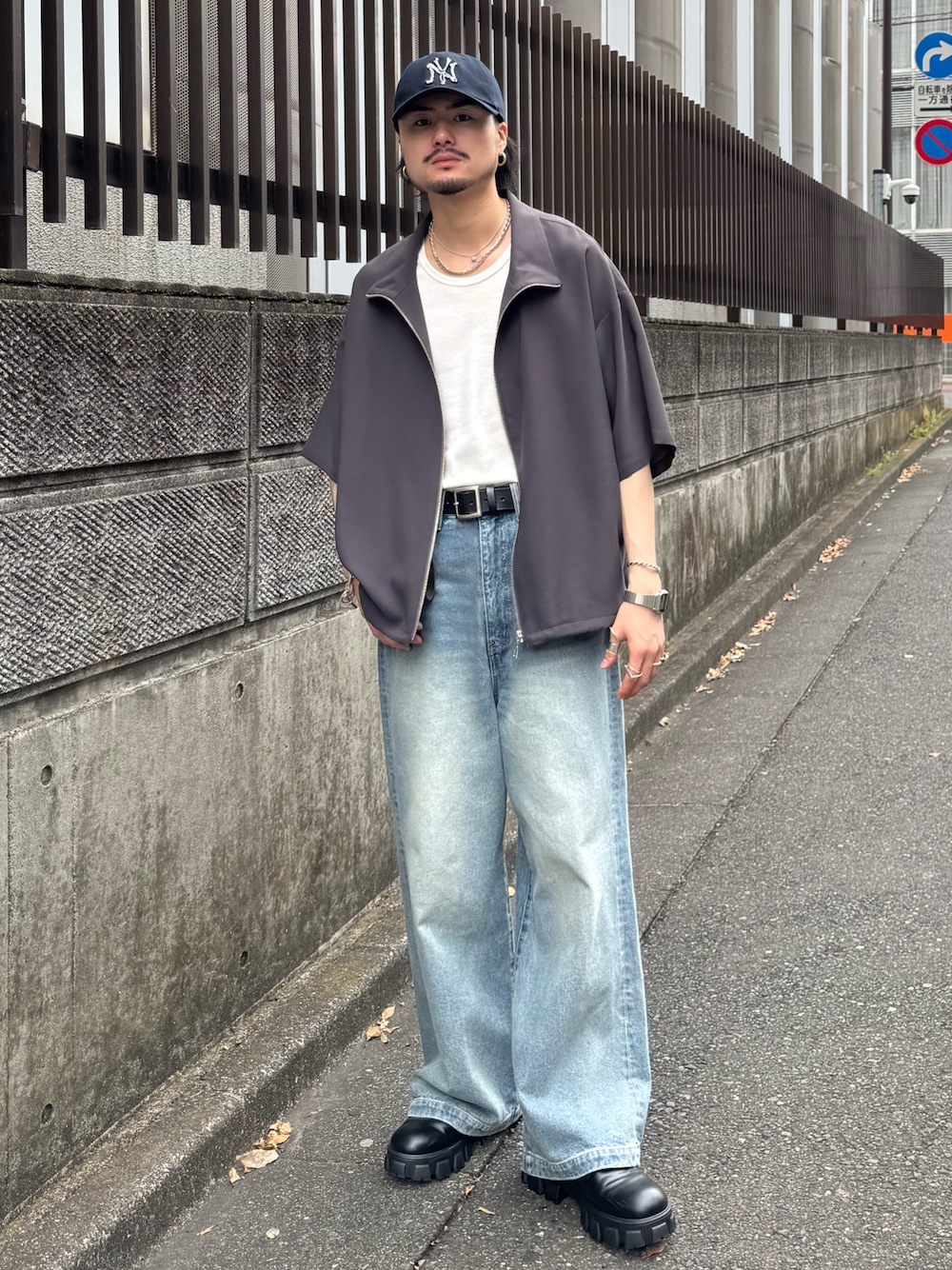 ブルー系のデニムパンツ、ホワイト系のタンクトップ、グレー系のシャツ/ブラウスを着用したメンズの春コーディネートの1枚目の写真