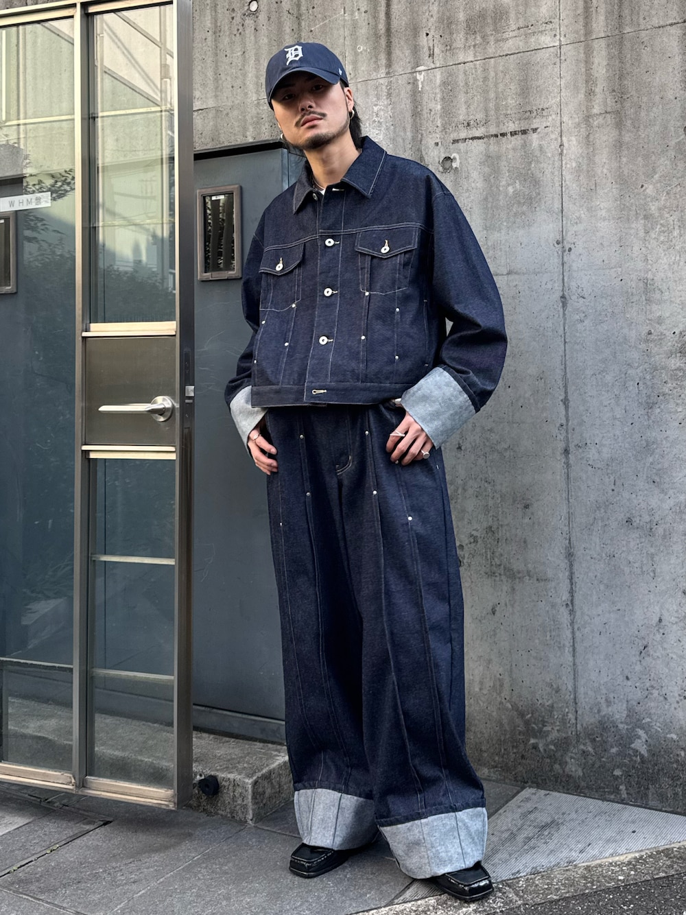 ブルー系のデニムジャケット、ブルー系のデニムパンツ、ブラック系のローファーを着用したメンズの冬コーディネートの1枚目の写真