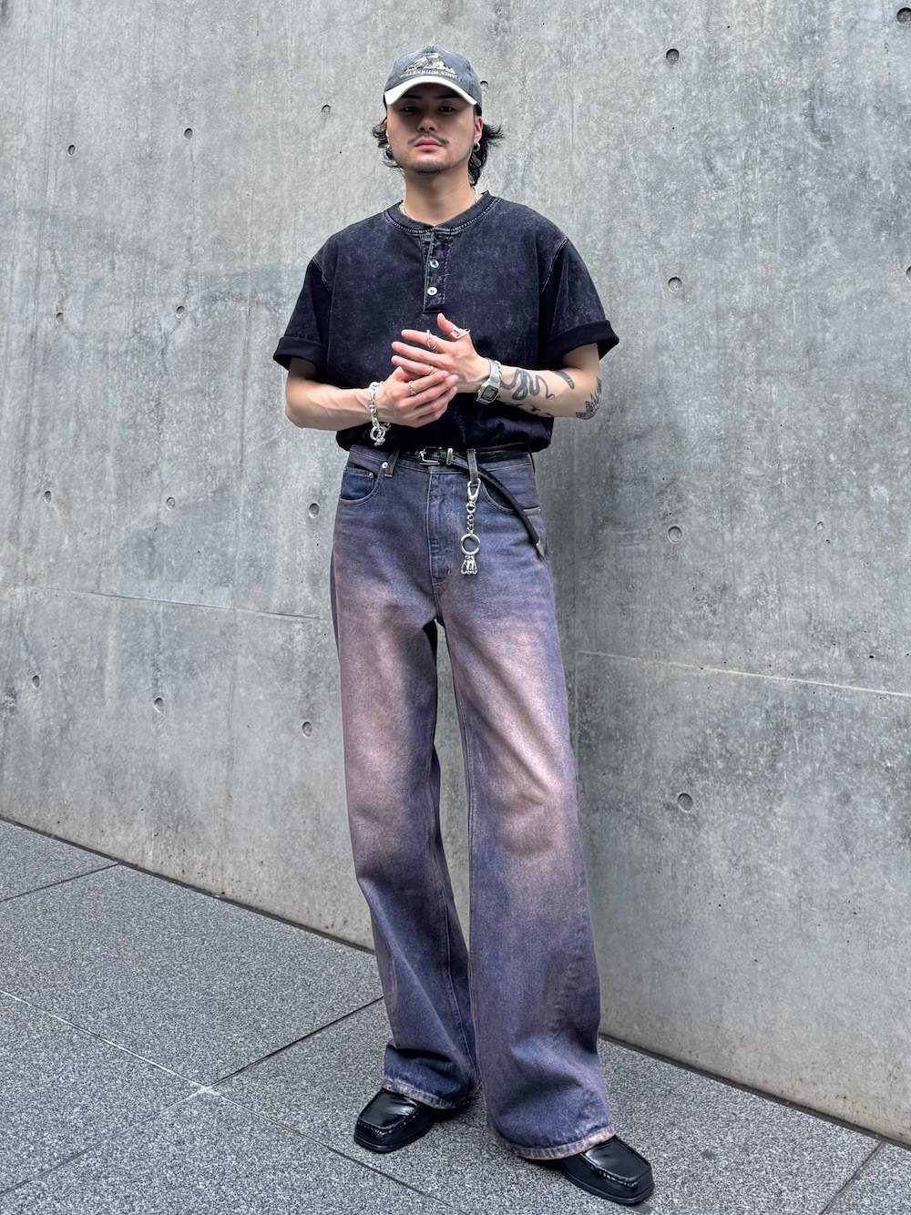 ブルー系のデニムパンツ、グレー系のTシャツ/カットソー、シルバー系のキーケース/キーアクセサリーを着用したメンズの夏コーディネートの1枚目の写真