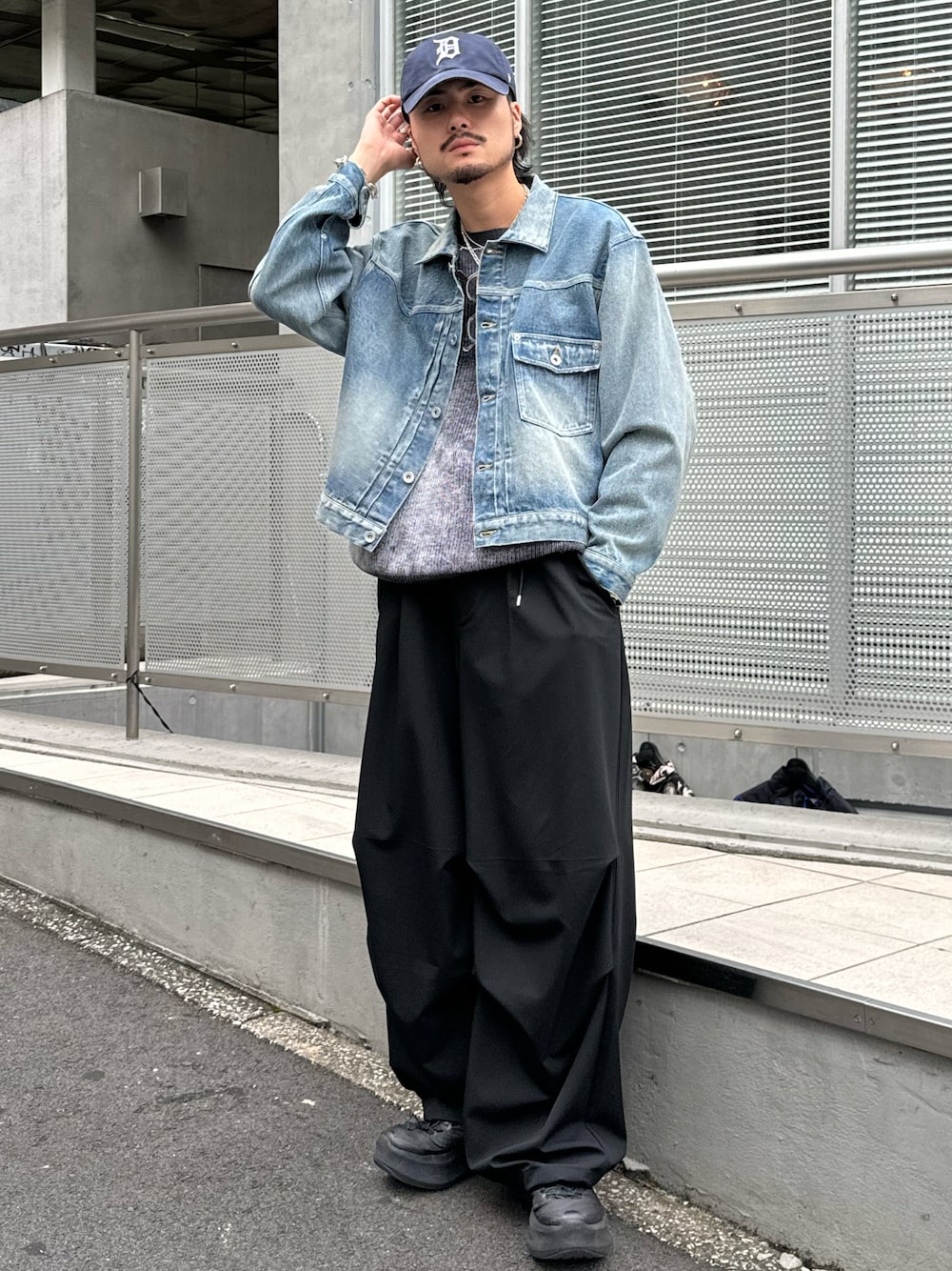 ブルー系のブルゾン、グレー系のニット/セーター、ブラック系のその他パンツを着用したメンズの秋コーディネートの1枚目の写真