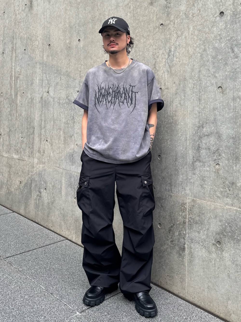 「カーゴパンツ、厚底シューズ、トラックパンツ、夏コーデ、オトナカジュアル、シンプルスタイル、カジュアルスタイル、オーバーサイズ、メンズコーデ、ゆるコーデ、休日コーデ、ローファー、Tシャツコーデ」｜「Lui'sのクラックプリントTシャツ（Tシャツ/カットソー、グレー系）」を使った、KOU SUEMATSUさん（骨格ナチュラル・メンズ・172cm）の夏コーディネートの1枚目の写真