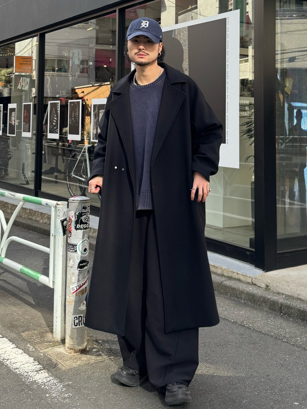 ブラック系のその他アウター、ブルー系のニット/セーター、ブラック系のスラックスを着用したメンズの冬コーディネートの1枚目の写真