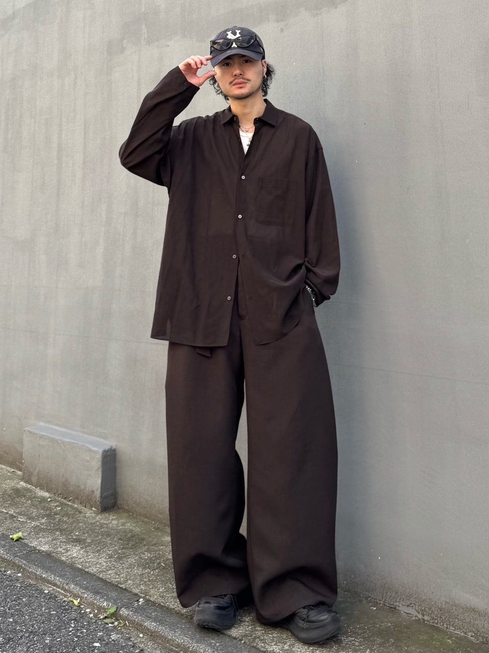 グレー系のスラックス、グレー系のシャツ/ブラウスを着用したメンズの春コーディネートの1枚目の写真