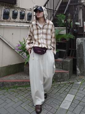 「Lui's（ルイス）のオンブレーフードシャツ（シャツ/ブラウス、ホワイト系）」を使った、KOU SUEMATSUさん（メンズ・172cm）の春コーディネート