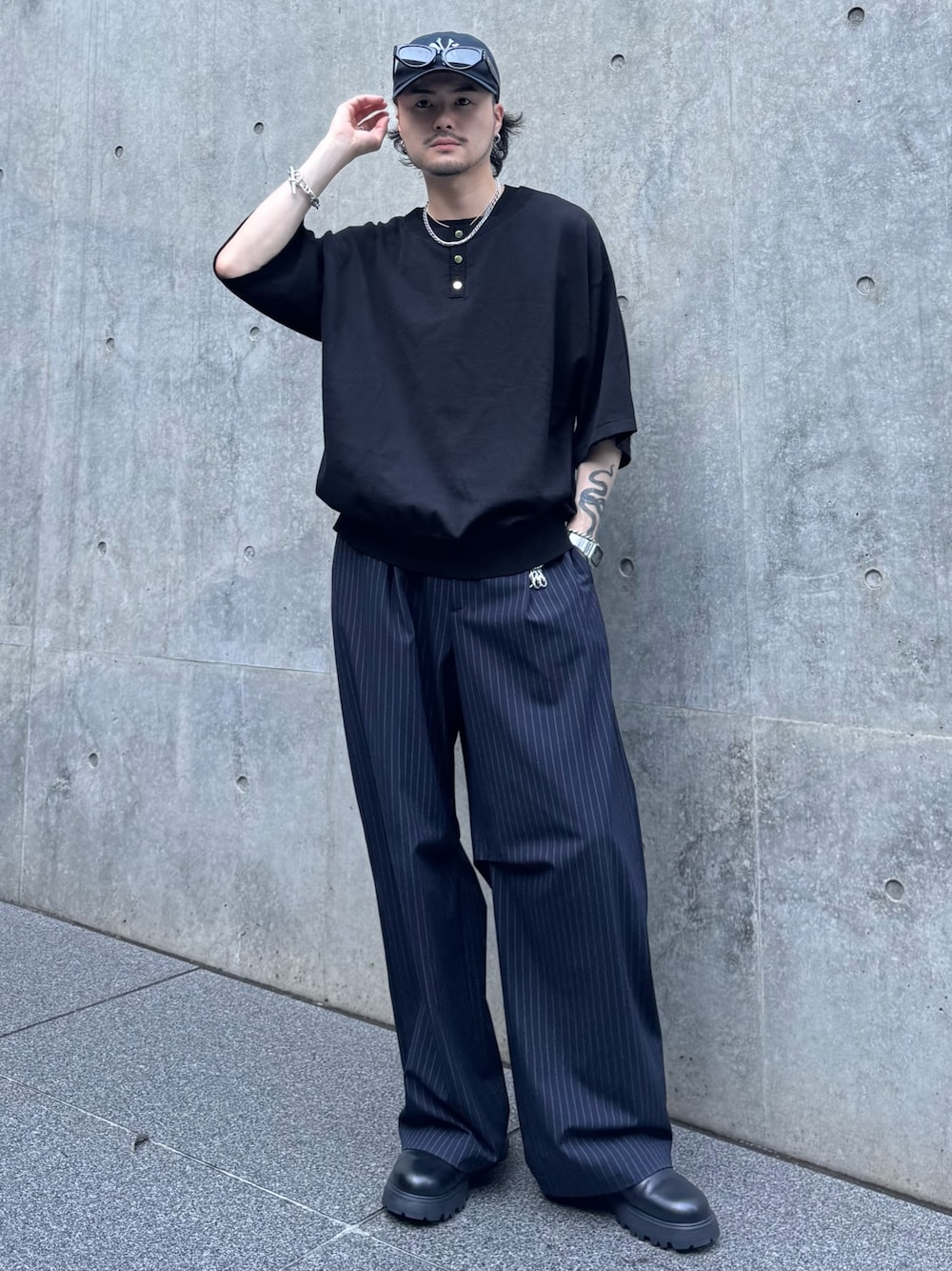 ブラック系のTシャツ/カットソー、ブルー系のスラックス、ブラック系のその他シューズを着用したメンズの夏コーディネートの1枚目の写真