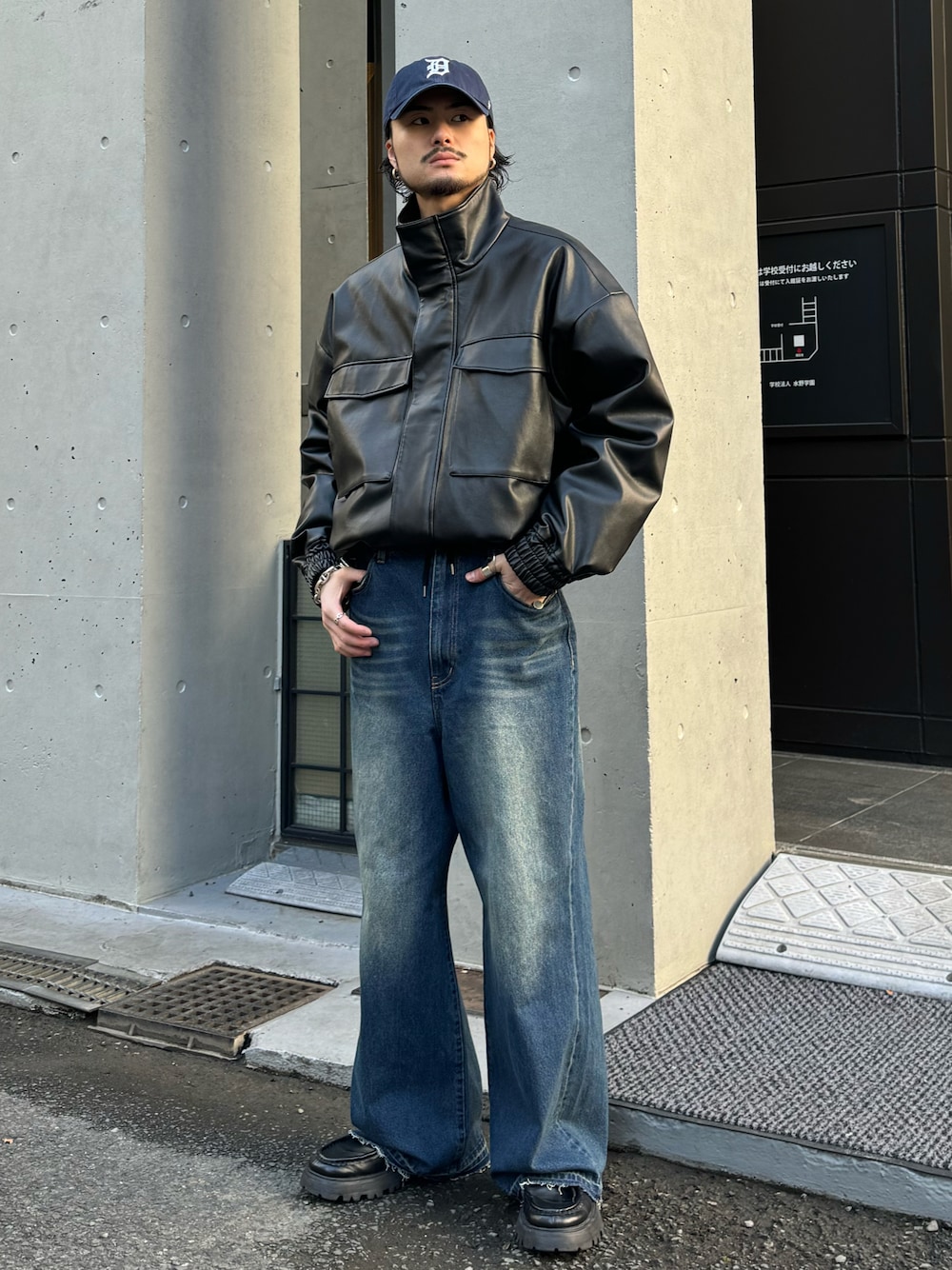 ブラック系のブルゾン、ブルー系のデニムパンツ、ブラック系のブーツを着用したメンズの冬コーディネートの1枚目の写真