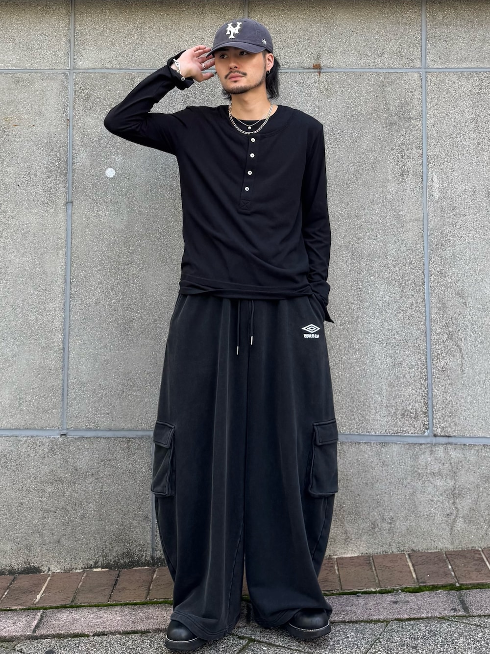 ブラック系のTシャツ/カットソー、ブラック系のスウェットパンツを着用したメンズの秋コーディネートの1枚目の写真