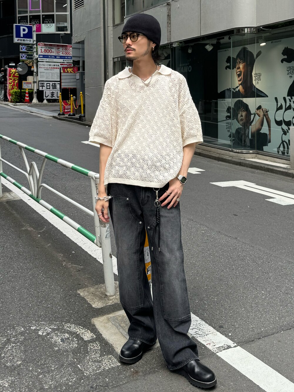 ホワイト系のニット/セーター、ブラック系のデニムパンツ、ブラック系のその他小物を着用したメンズの夏コーディネートの1枚目の写真