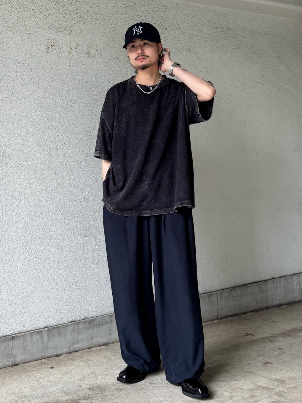 ブラック系のTシャツ/カットソー、ブルー系のその他パンツを着用したメンズの夏コーディネートの1枚目の写真