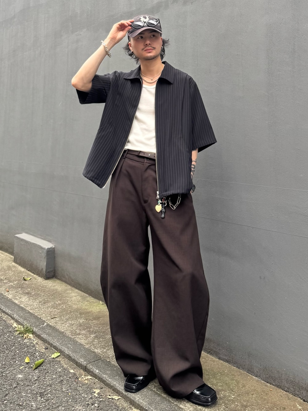 ブラック系のシャツ/ブラウス、グレー系のスラックスを着用したメンズの夏コーディネートの1枚目の写真