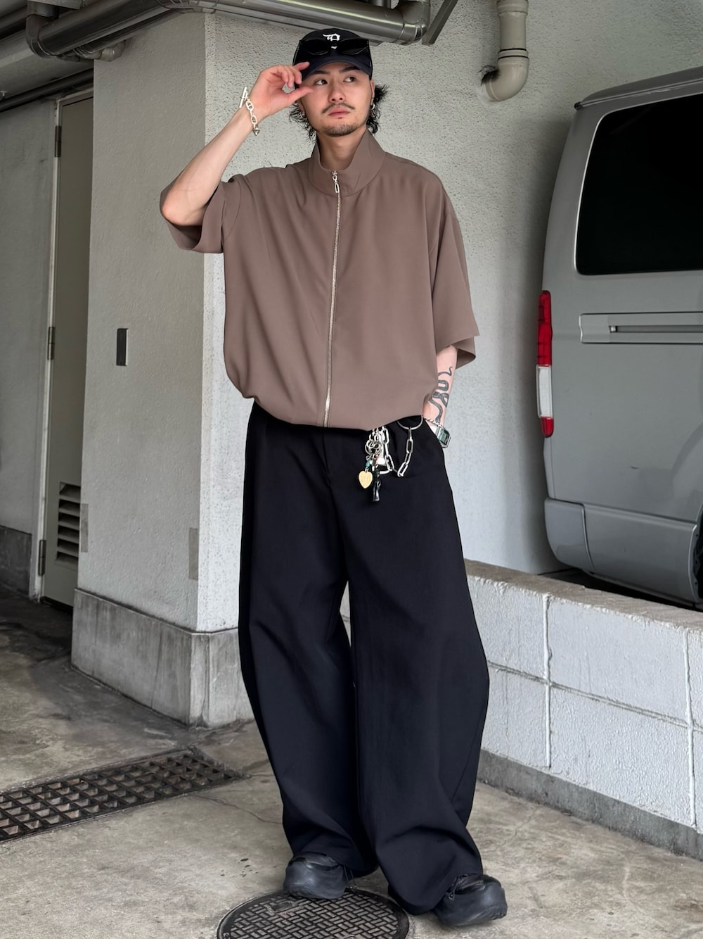 ブラウン系のシャツ/ブラウス、ブラック系のスラックスを着用したメンズの夏コーディネートの1枚目の写真