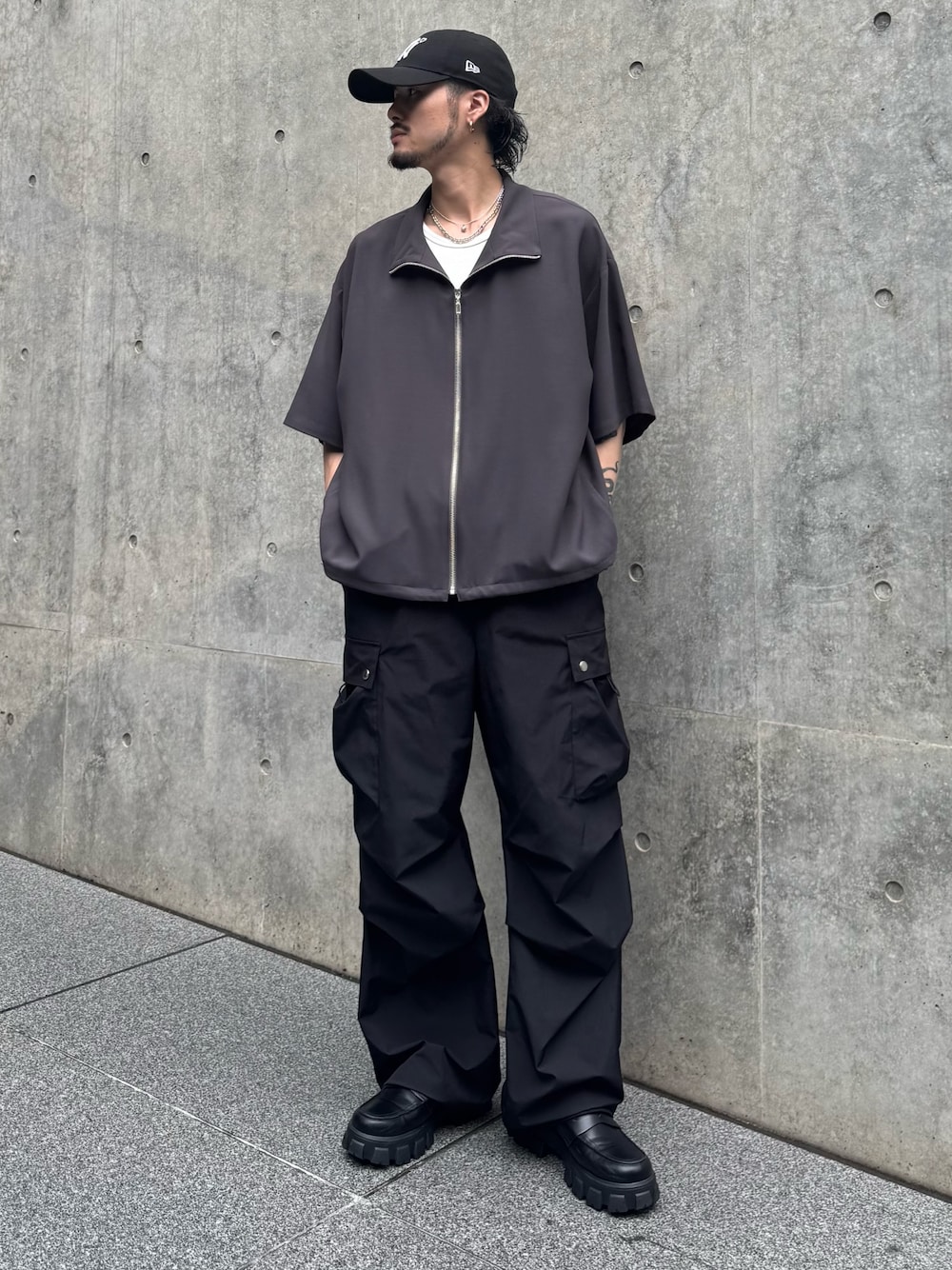 グレー系のシャツ/ブラウス、ブラック系のカーゴパンツを着用したメンズの夏コーディネートの1枚目の写真