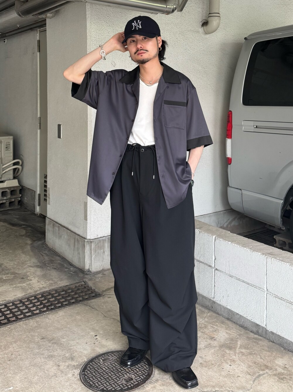 グレー系のシャツ/ブラウス、ブラック系のその他パンツ、ブラック系のローファーを着用したメンズの春コーディネートの1枚目の写真