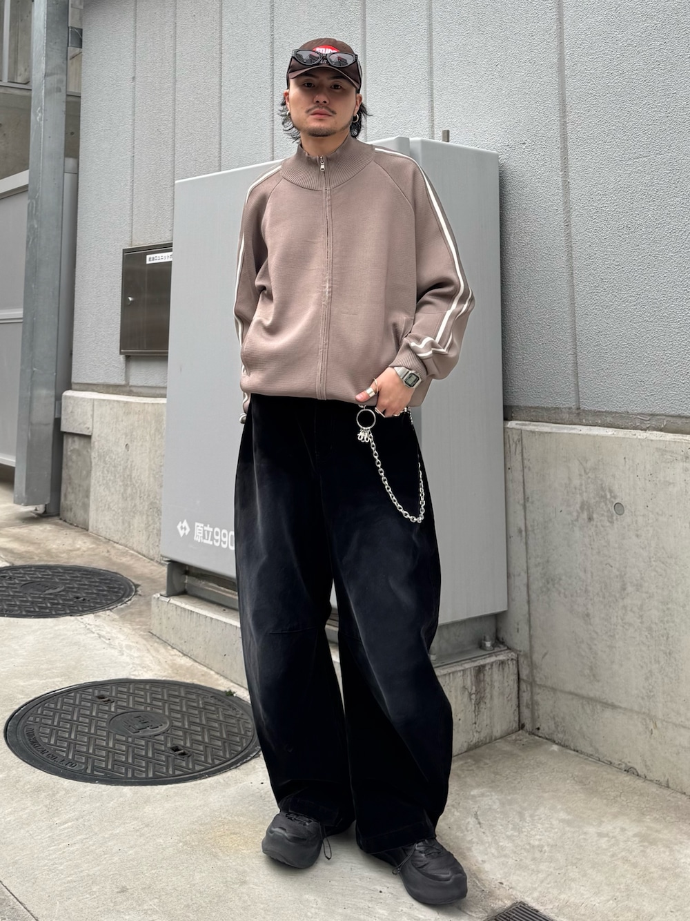 ブラウン系のブルゾン、ブラック系のデニムパンツ、シルバー系のウォレットチェーンを着用したメンズの春コーディネートの1枚目の写真