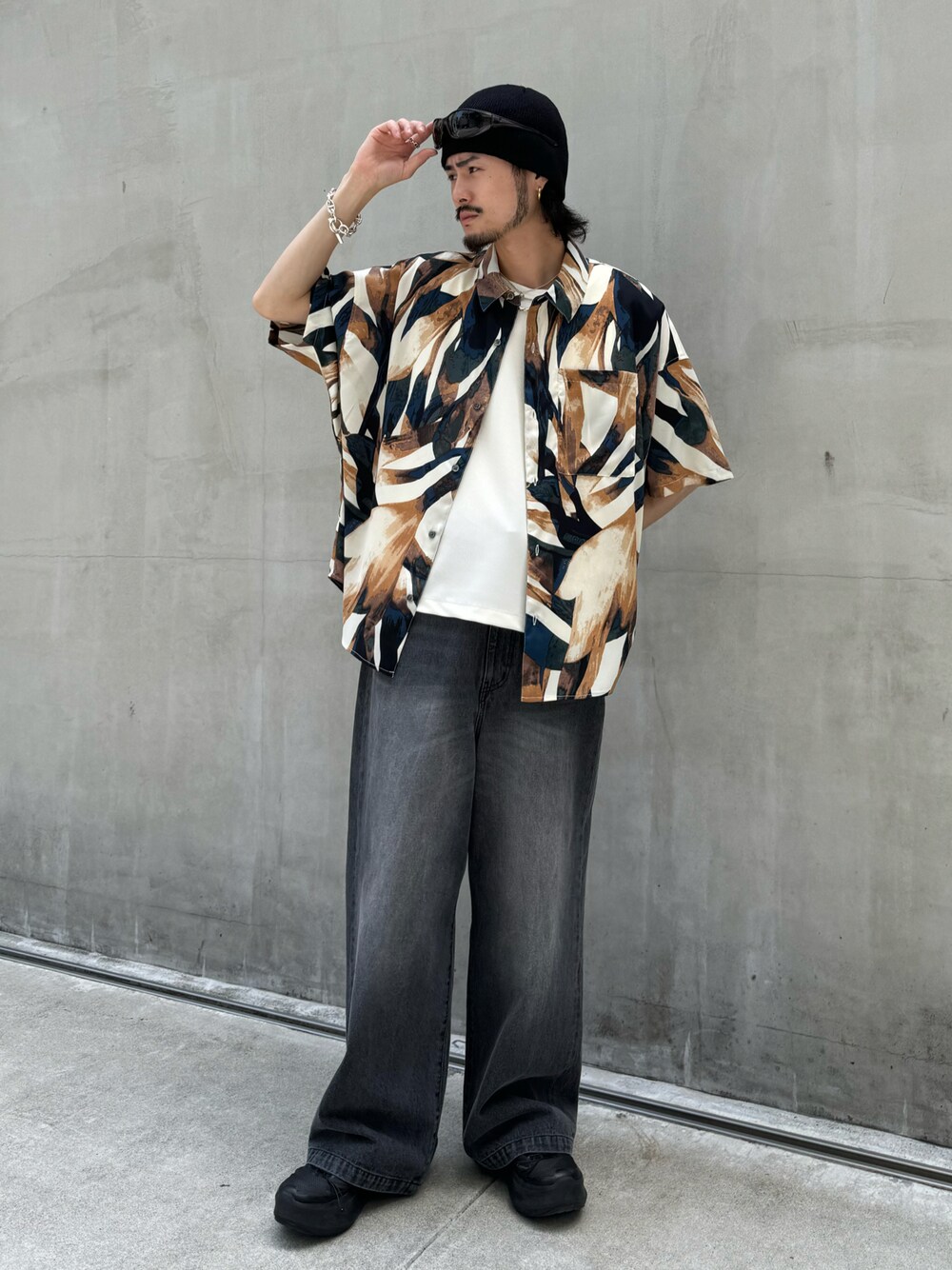 ホワイト系のシャツ/ブラウス、ホワイト系のTシャツ/カットソー、ブラック系のデニムパンツを着用したメンズの夏コーディネートの1枚目の写真