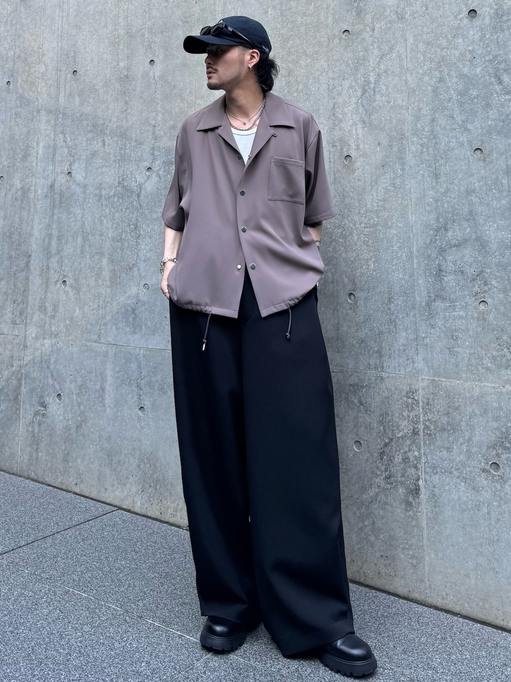 グレー系のシャツ/ブラウス、ブラック系のスラックス、ブラック系のその他シューズを着用したメンズの夏コーディネートの1枚目の写真