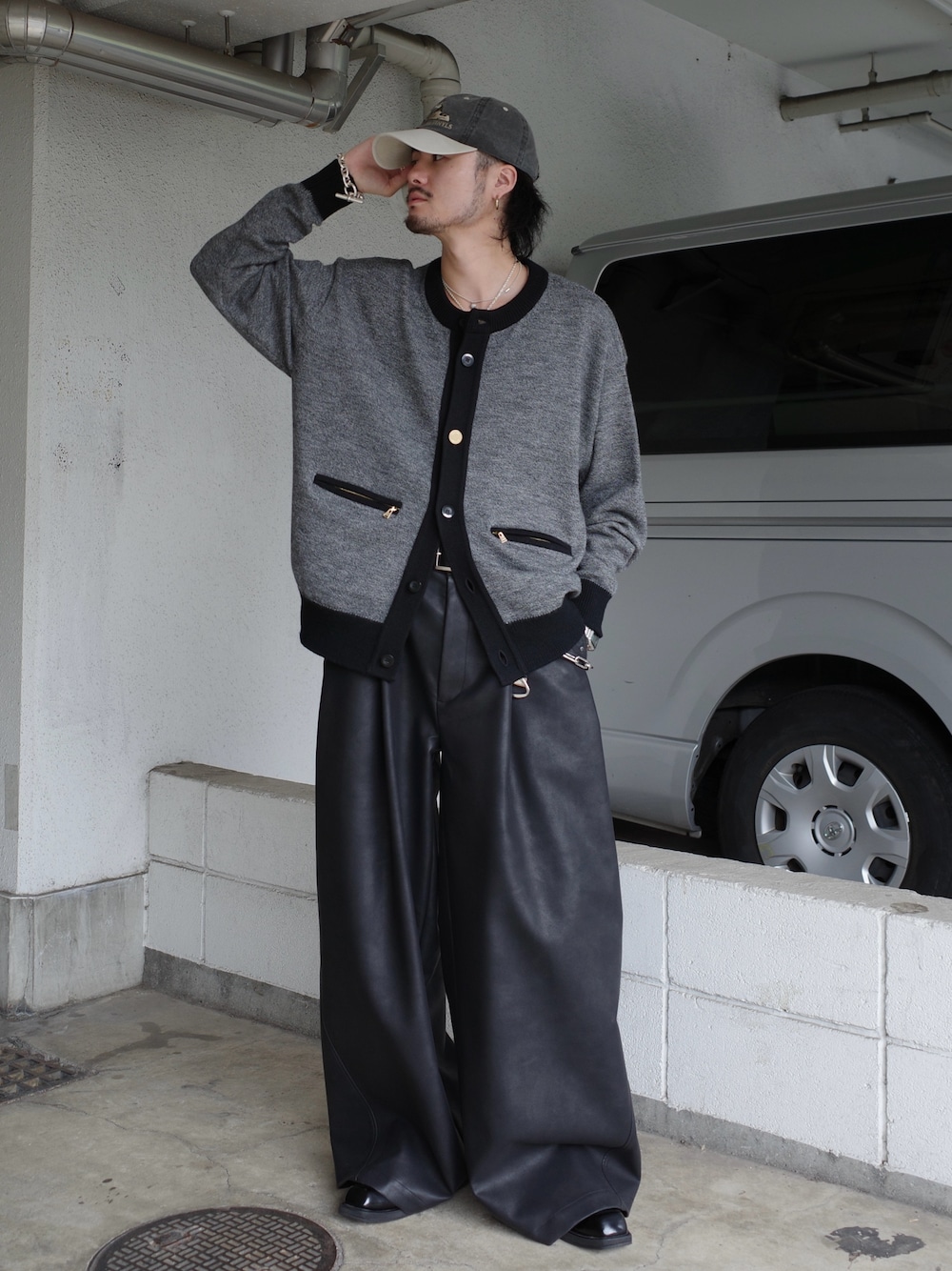 グレー系のカーディガン/ボレロ、ブラック系のその他パンツを着用したメンズの秋コーディネートの1枚目の写真