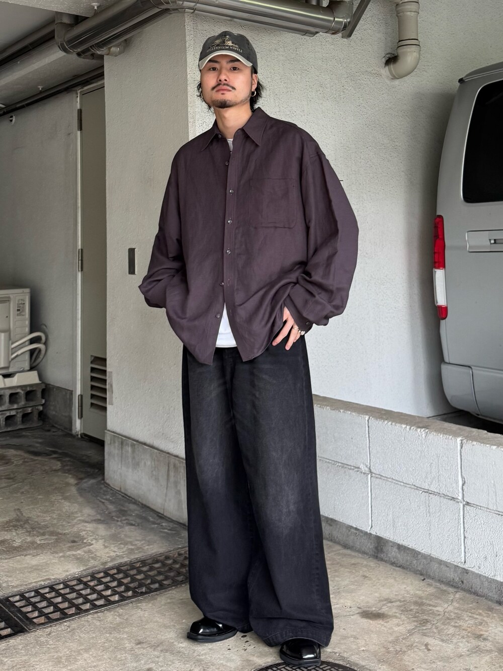 グレー系のシャツ/ブラウス、ブラック系のデニムパンツを着用したメンズの夏コーディネートの1枚目の写真