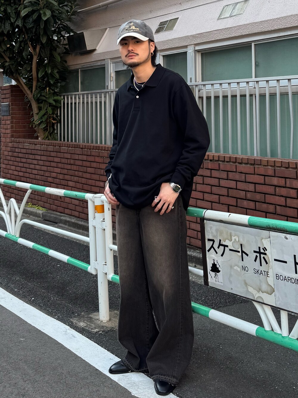 ブラック系のTシャツ/カットソー、ブラック系のデニムパンツ、ブラック系のその他シューズを着用したメンズの春コーディネートの1枚目の写真