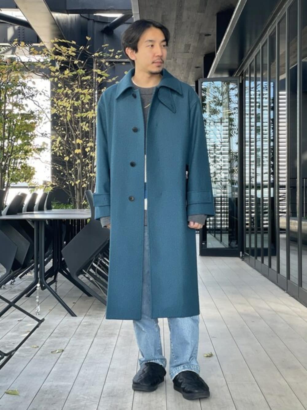 「PUBLIC TOKYOのツイードオーバーステンカラーコート（ステンカラーコート、グリーン系）」を使った、高山 湧士さん（メンズ・174cm）の冬コーディネートの1枚目の写真