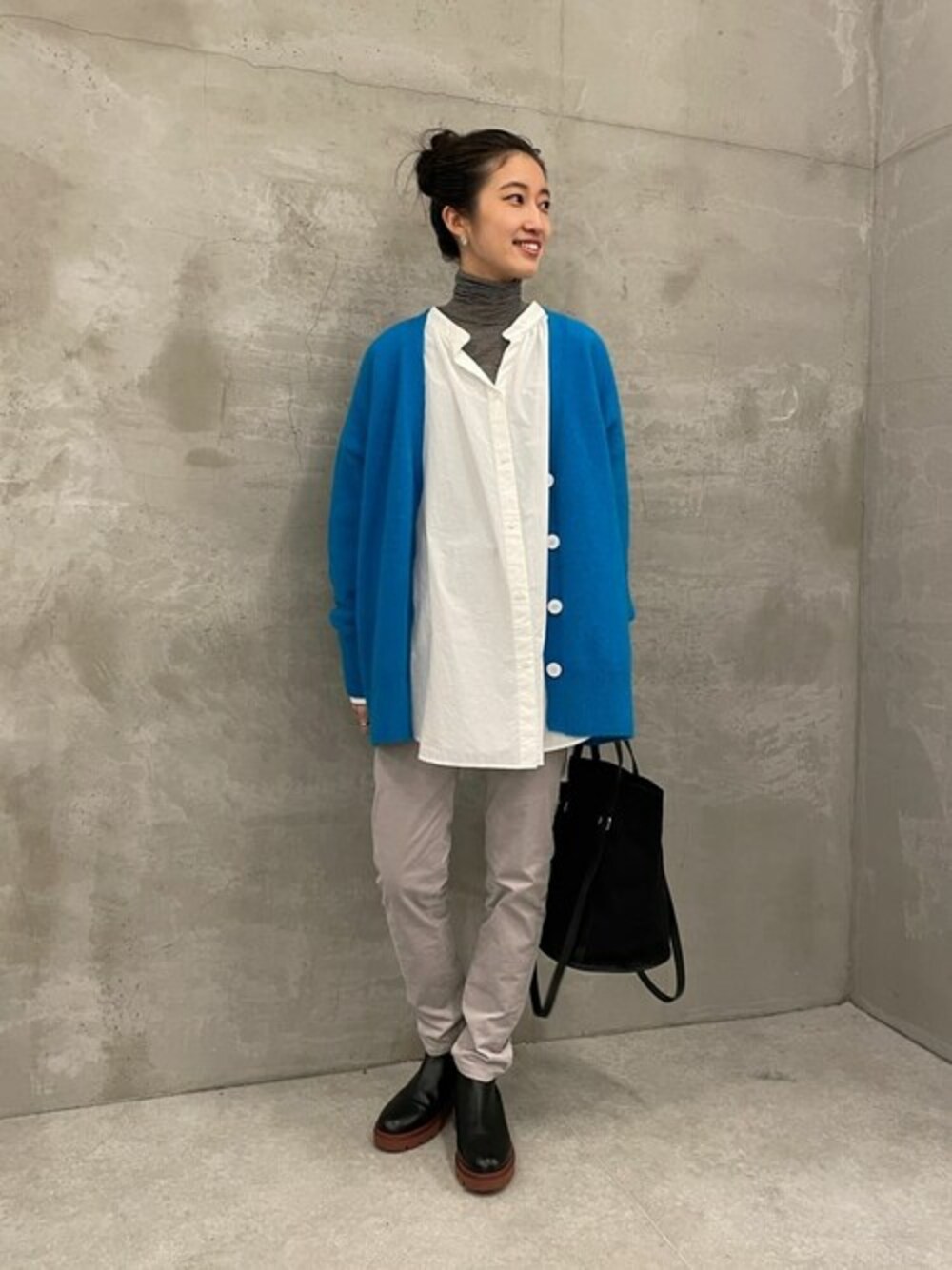 ブルー系のカーディガン/ボレロ、グレー系のTシャツ/カットソー、グレー系のその他パンツを着用したレディースの秋コーディネートの1枚目の写真