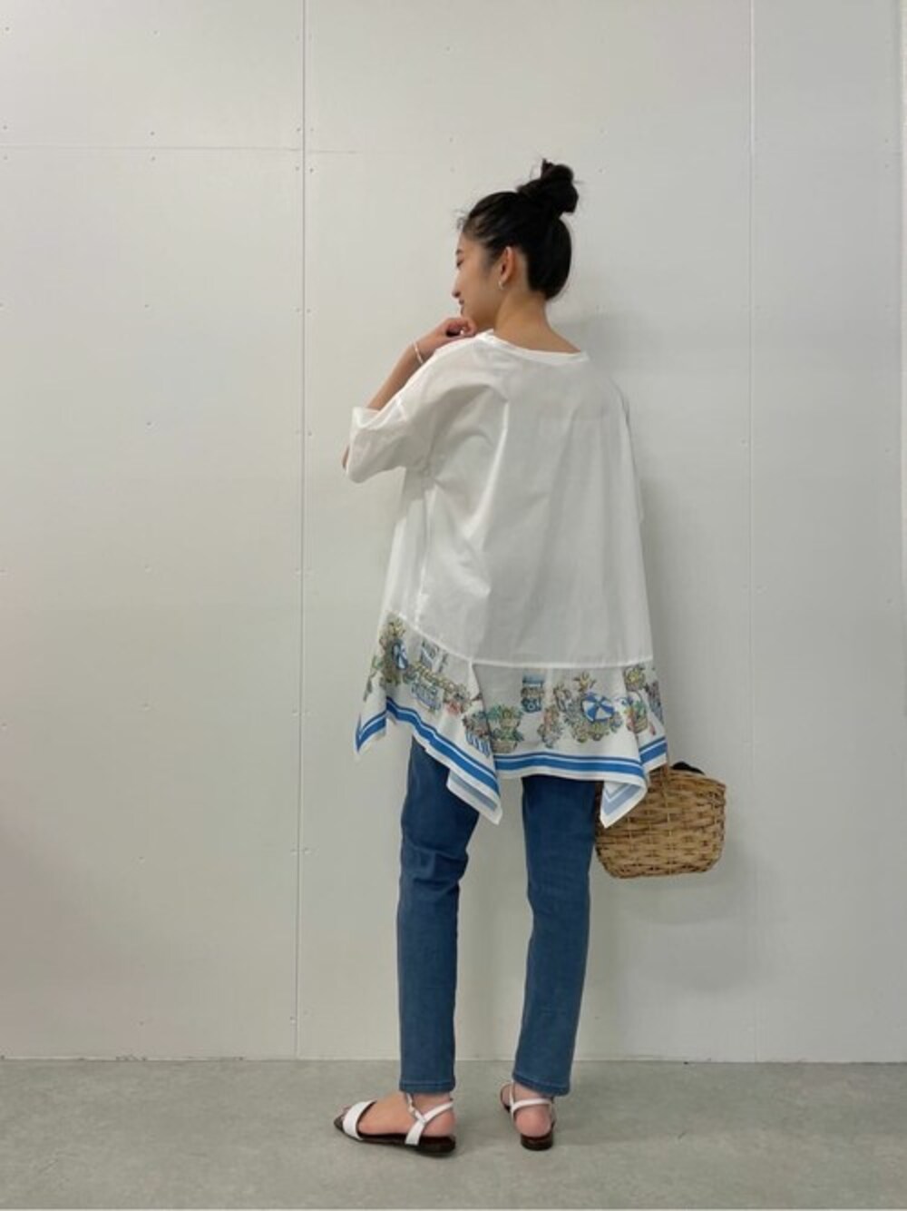 「ブラウス、チュニック、スキニーデニム、スカーフ柄、大人かわいい、WEB限定、ビアズリー、BEARDSLEY」｜「BEARDSLEYのマルシェブラウス：WEB限定（シャツ/ブラウス、ホワイト系）」を使った、rinonさん（レディース・165cm）の春コーディネートの1枚目の写真