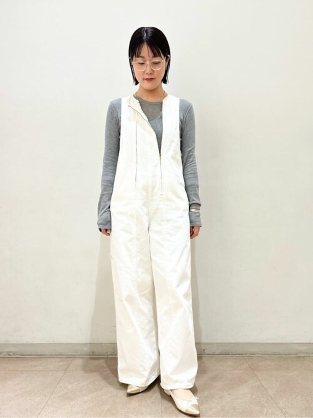 ホワイト系のバレエシューズを着用したレディースの冬コーディネートの1枚目の写真