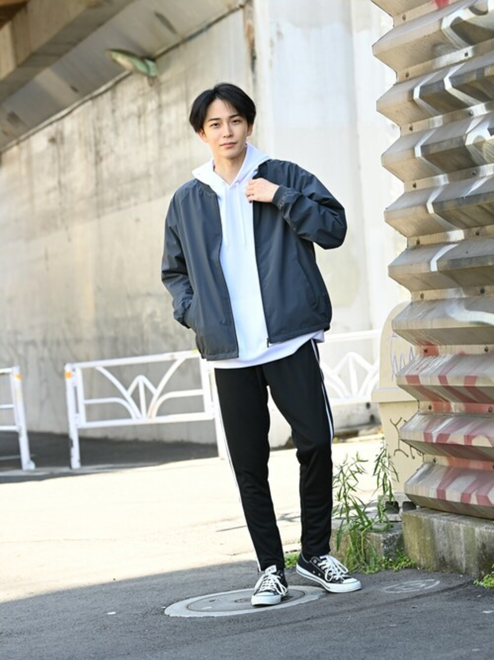 「ブルゾン、ジャケット、春アウター、マックハウス、Machouse、URBAN COLLECTION」｜「URBAN COLLECTIONの撥水 防風 防花粉 オールウエザーリブブルゾン（ブルゾン、グレー系）」を使った、マックハウスZOZOスタイリスト メンズさん（メンズ・178cm）の冬コーディネートの1枚目の写真