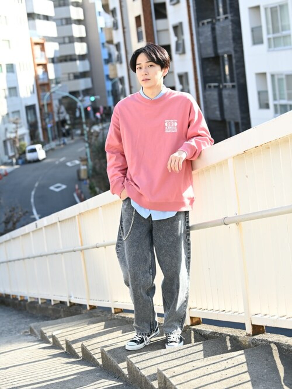 「カットソー、navy、春コーデ、ビッグシャツ、マックハウス、Machouse、URBAN COLLECTION」｜「NAVYの刺繍ワッペンロゴロングスリーブTシャツ（Tシャツ/カットソー、レッド系）」を使った、マックハウスZOZOスタイリスト メンズさん（メンズ・178cm）の冬コーディネートの1枚目の写真