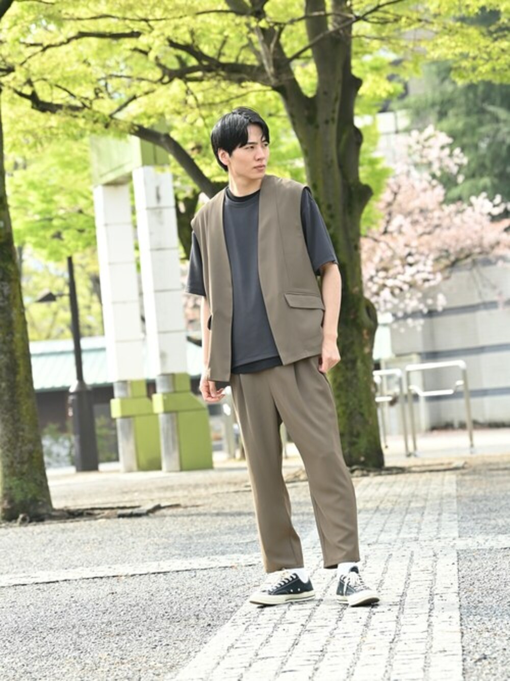 「カットソー、Tシャツ、ベスト、夏コーデ、カジュアルコーデ、クルーネックTシャツ、マックハウス、Machouse、ツイルベスト、URBAN COLLECTION」｜「URBAN COLLECTIONのドレープツイルベスト（ベスト、グリーン系）」を使った、マックハウスZOZOスタイリスト メンズさん（メンズ・178cm）の春コーディネートの1枚目の写真