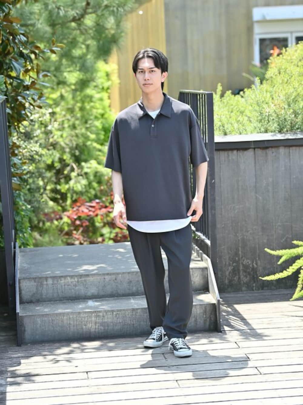 「ワイドパンツ、ポロシャツ、夏コーデ、メンズコーデ、マックハウス、Machouse、冷感、URBAN COLLECTION」｜「URBAN COLLECTIONのエアスムージー ポロシャツ（ポロシャツ、ブラック系）」を使った、マックハウスZOZOスタイリスト メンズさん（メンズ・178cm）の春コーディネートの1枚目の写真