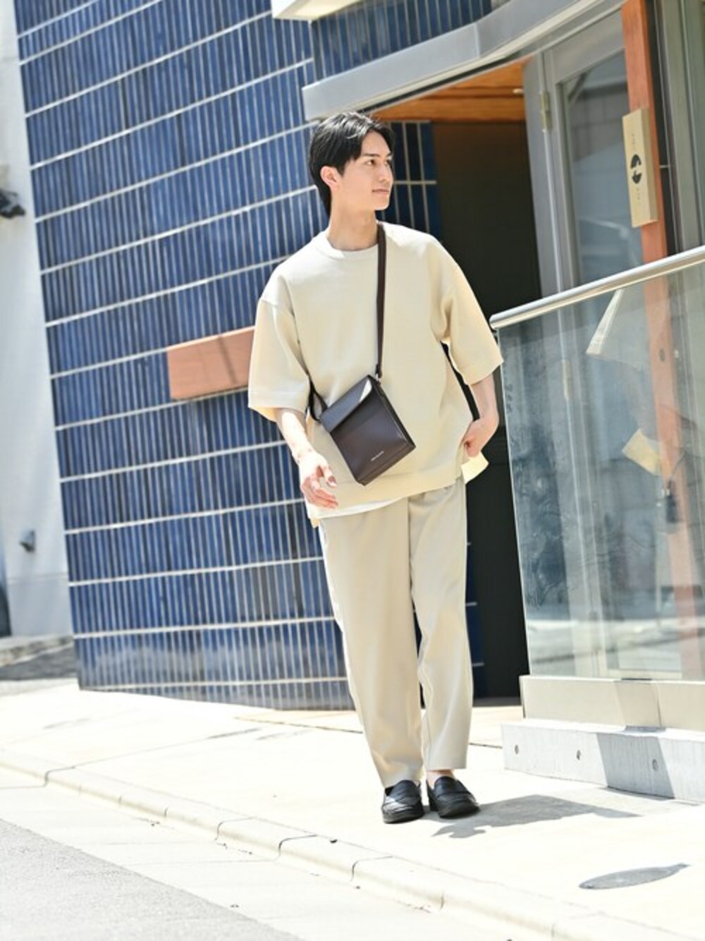「navy、イージーパンツ、夏コーデ、カジュアルコーデ、半袖シャツ、マックハウス、Machouse、URBAN COLLECTION」｜「URBAN COLLECTIONの半袖ニット+半袖Tシャツ セット アンサンブル（Tシャツ/カットソー、ホワイト系）」を使った、マックハウスZOZOスタイリスト メンズさん（メンズ・178cm）の夏コーディネートの1枚目の写真