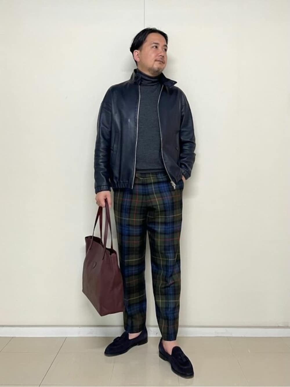 「トートバッグ、シンプル、ライダース、バッグ、Felisi、フェリージ、きれいめカジュアル、シンプルコーデ、イタリア、アズーロ・エ・マローネ」｜「Felisiの15/50/LD+DS（トートバッグ、レッド系）」を使った、Felisiさん（メンズ・170cm）の秋コーディネートの1枚目の写真