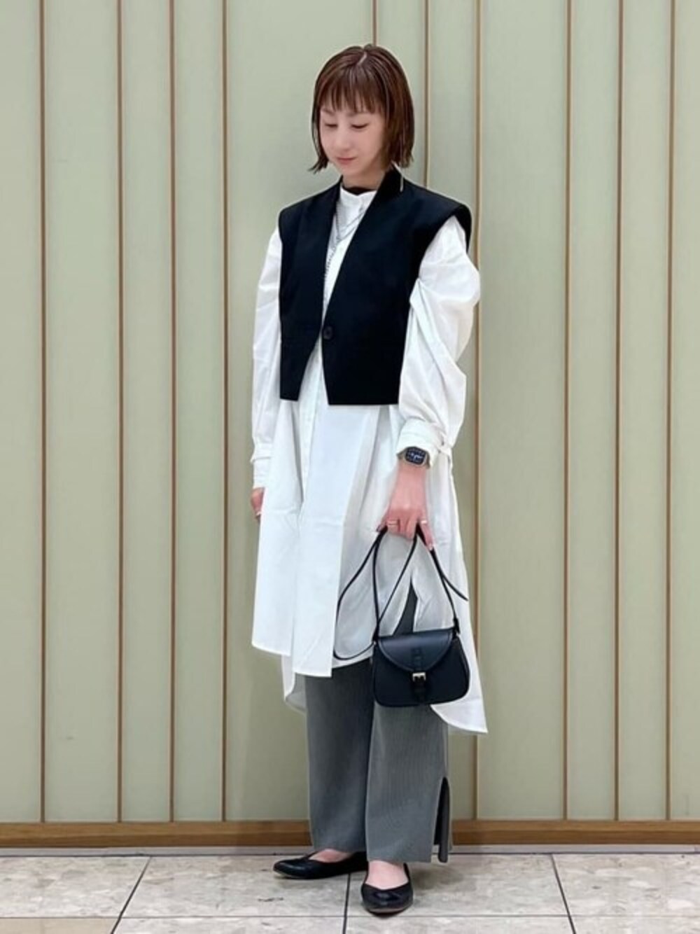 「シンプル、ショルダーバッグ、バッグ、Felisi、フェリージ、モノトーン、きれいめカジュアル、シンプルコーデ、ミニバッグ、イタリア」｜「Felisiの24/19/A（ショルダーバッグ、ブラック系）」を使った、Felisiさん（レディース・158cm）の秋コーディネートの1枚目の写真
