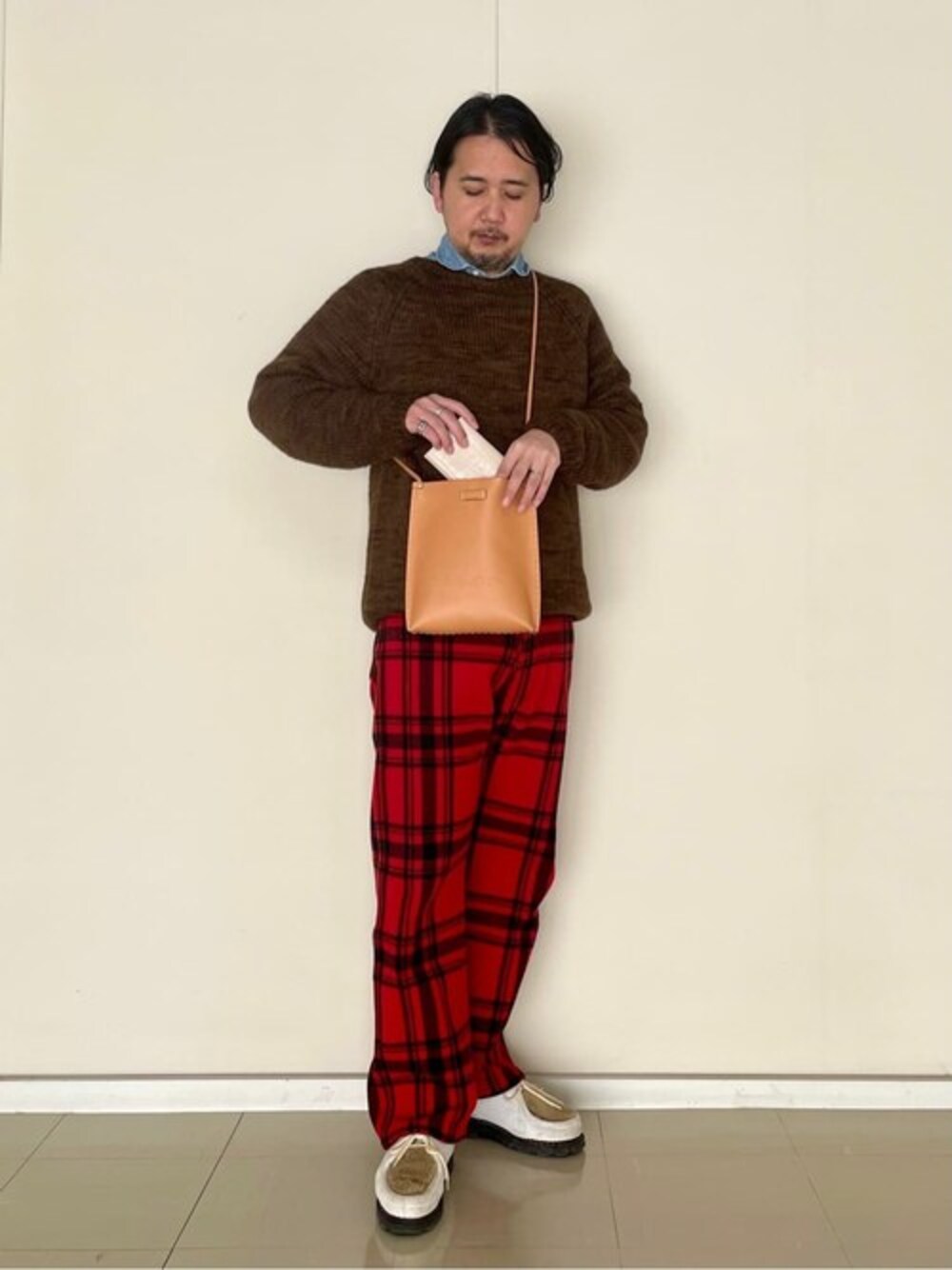 「シンプル、ショルダーバッグ、バッグ、Felisi、フェリージ、休日スタイル、きれいめカジュアル、シンプルコーデ、イタリア、サコッシュ」｜「FelisiのFelisi (フェリージ)  ショルダーバッグ  23/23/A（ショルダーバッグ、ホワイト系）」を使った、Felisiさん（メンズ・170cm）の冬コーディネートの1枚目の写真