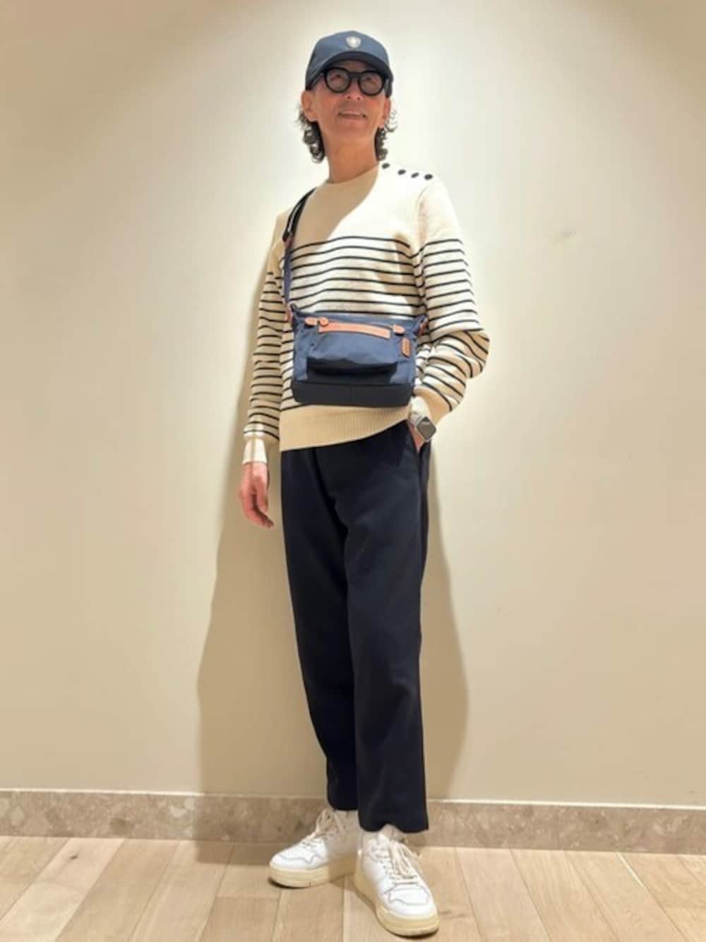 「シンプル、ショルダーバッグ、バッグ、Felisi、フェリージ、休日スタイル、シンプルコーデ、ミニバッグ、ボディバッグ、イタリア」｜「FelisiのFelisi (フェリージ) ショルダーバッグ 04/35/5/DS（ショルダーバッグ、ブルー系）」を使った、Felisiさん（メンズ・173cm）の冬コーディネートの1枚目の写真