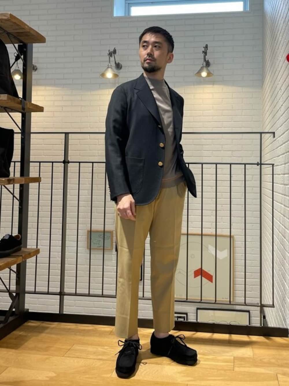 ブルー系のテーラードジャケット、ベージュ系のTシャツ/カットソー、ベージュ系のスラックスを着用したメンズの夏コーディネートの1枚目の写真