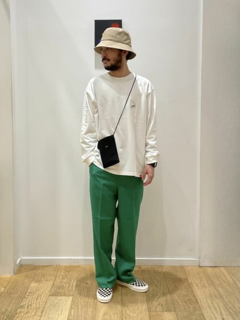 その他のTシャツ/カットソー、グリーン系のその他パンツ、ブラック系のショルダーバッグを着用したメンズの夏コーディネートの1枚目の写真