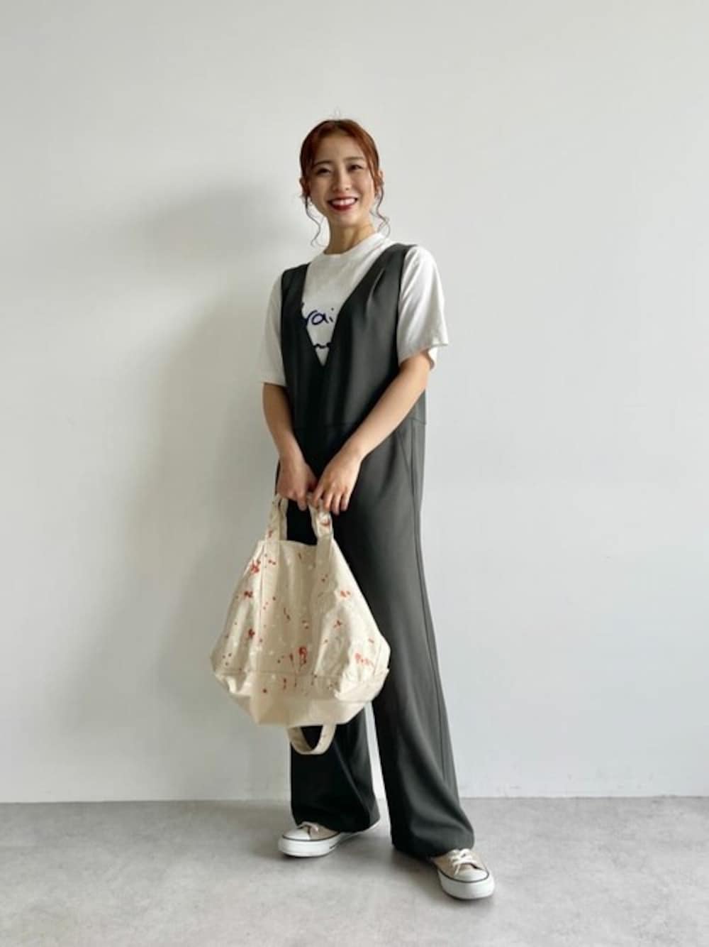 ホワイト系のTシャツ/カットソー、グリーン系のつなぎ/オールインワン、ホワイト系のトートバッグを着用したレディースの夏コーディネートの1枚目の写真