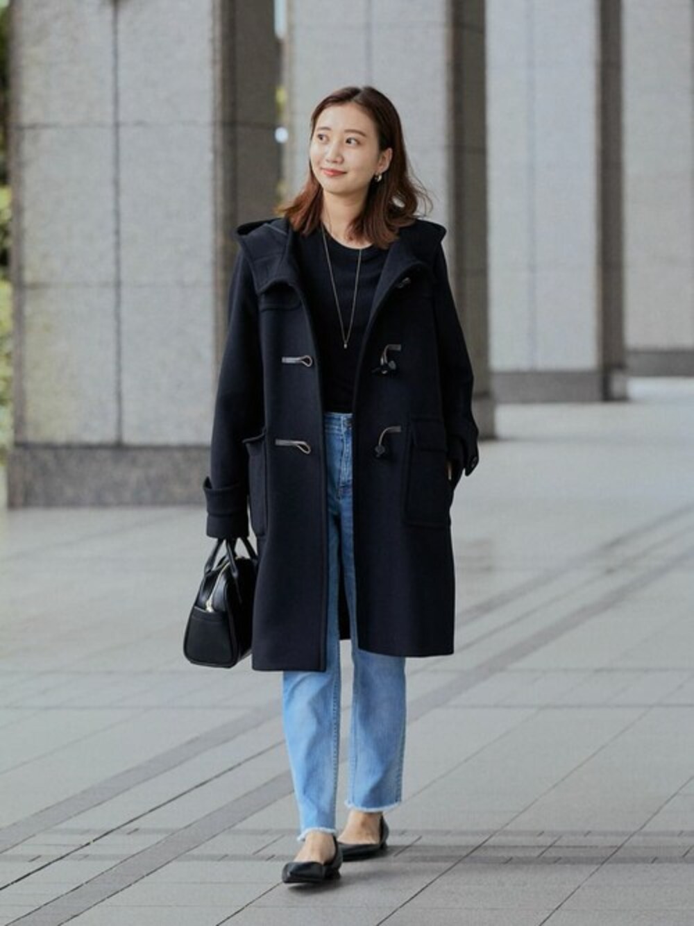 ブラック系のダッフルコート、ブルー系のデニムパンツ、ブラック系のTシャツ/カットソーを着用したレディースの夏コーディネートの1枚目の写真